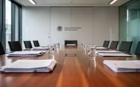 Ein minimalistischer Konferenztisch in einem modernen deutschen Regierungsgebäude bei Tageslicht. - Foto: über boerse-global.de