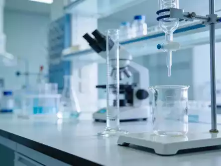 Moderne Laborumgebung mit wissenschaftlichen Instrumenten und Glasgeräten in einer sterilen, professionellen Atmosphäre. - Foto: über boerse-global.de