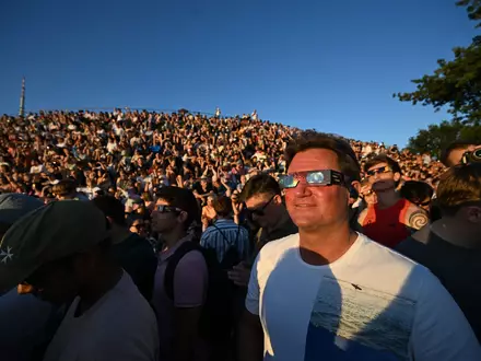 Großer Andrang herrschte auch in Deutschland, um die partielle Sonnenfinsternis zu beobachten - wie hier im Münchner Olympiapark. - Foto: Felix Hörhager/dpa