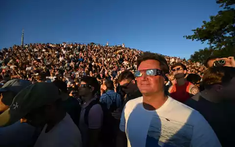 Großer Andrang herrschte auch in Deutschland, um die partielle Sonnenfinsternis zu beobachten - wie hier im Münchner Olympiapark. - Foto: Felix Hörhager/dpa