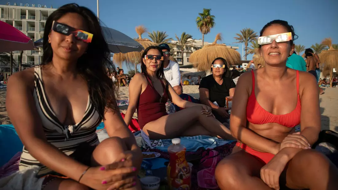 Auch von Mallorca aus war die totale Sonnenfinsternis gut zu beobachten. - Bild: Clara Margais/dpa