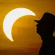 Ein Mann betrachtet die partielle Sonnenfinsternis im östlichen Brandenburg. - Bild: Patrick Pleul/dpa