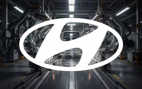 Moderne, düster beleuchtete Fabrikhalle einer Automobilproduktion als Symbol für industrielle Herausforderungen. - Foto: über boerse-global.de