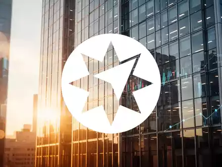 Moderne Glasfassade eines Bürogebäudes im goldenen Licht als Symbol für finanziellen Erfolg und Marktwachstum. - Foto: über boerse-global.de