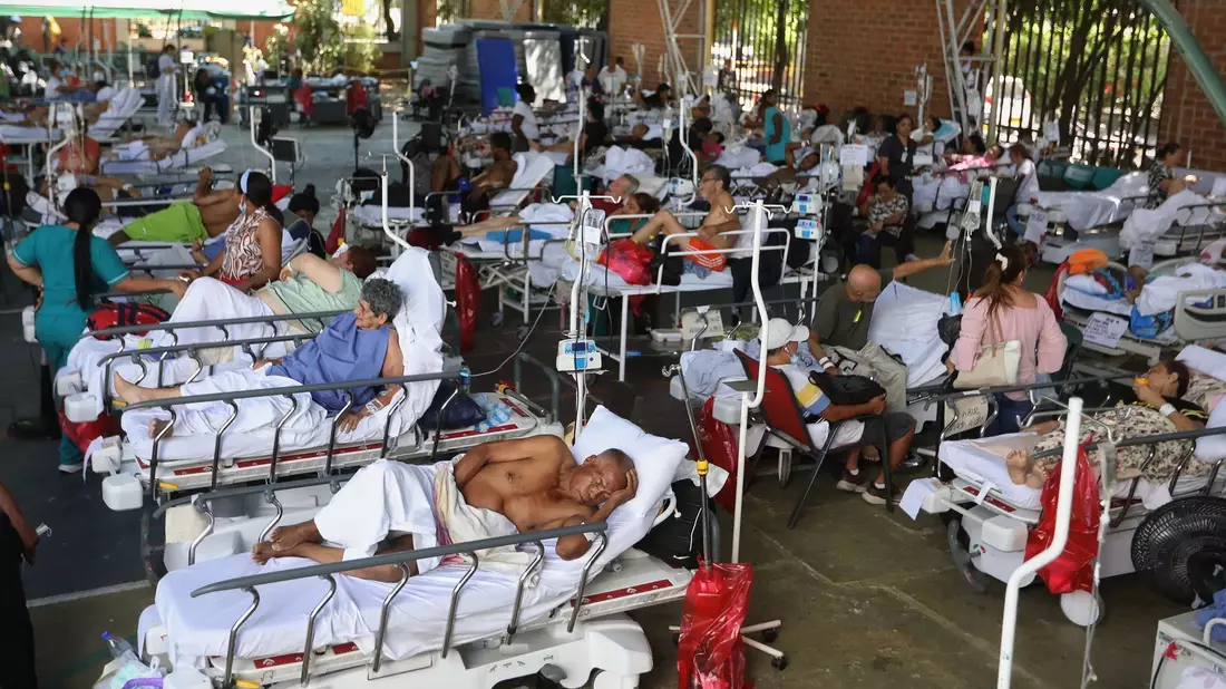 Rund 3.500 Menschen wurden verletzt. - Bild: Santiago Saldarriaga/AP/dpa