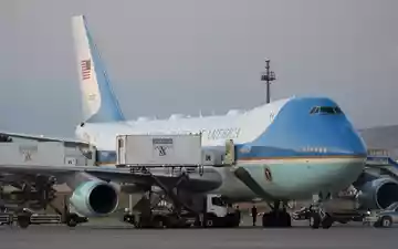 In einem Catering-Container wurde Trump in eine andere Maschine gebracht. (Archivbild) - Foto: Alex Brandon/AP/dpa