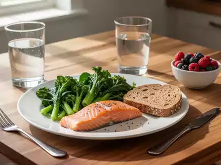 Ein Teller mit frischem Gemüse, Lachs und Vollkornbrot auf einem Holztisch als Symbol für gesunde Ernährung. - Foto: über boerse-global.de