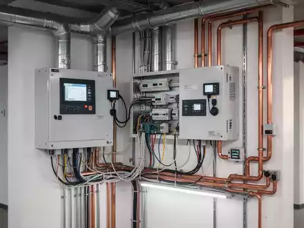 Moderne Gebäudeleittechnik und HVAC-Steuerungssysteme in einem gewerblichen Nichtwohngebäude. - Foto: über boerse-global.de