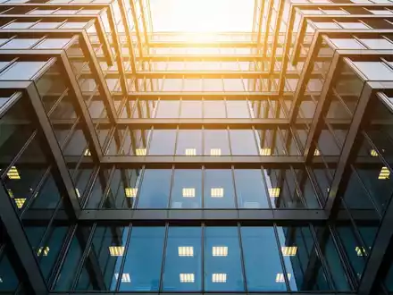 Modernes Bürogebäude in einem Finanzviertel bei Sonnenuntergang - Foto: über boerse-global.de