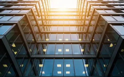 Modernes Bürogebäude in einem Finanzviertel bei Sonnenuntergang - Foto: über boerse-global.de