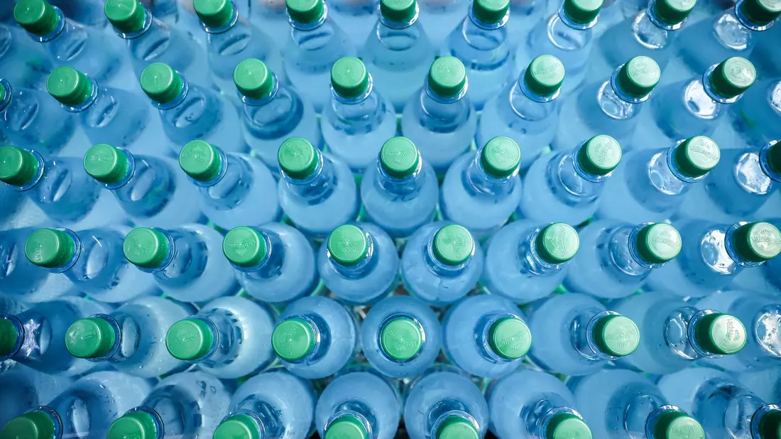 Die Nachfrage vor allem nach alkoholfreien Getränken ist derzeit hoch. (Symbolbild)  - Bild: Jan Woitas/dpa