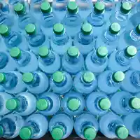 Die Nachfrage vor allem nach alkoholfreien Getränken ist derzeit hoch. (Symbolbild)  - Foto: Jan Woitas/dpa