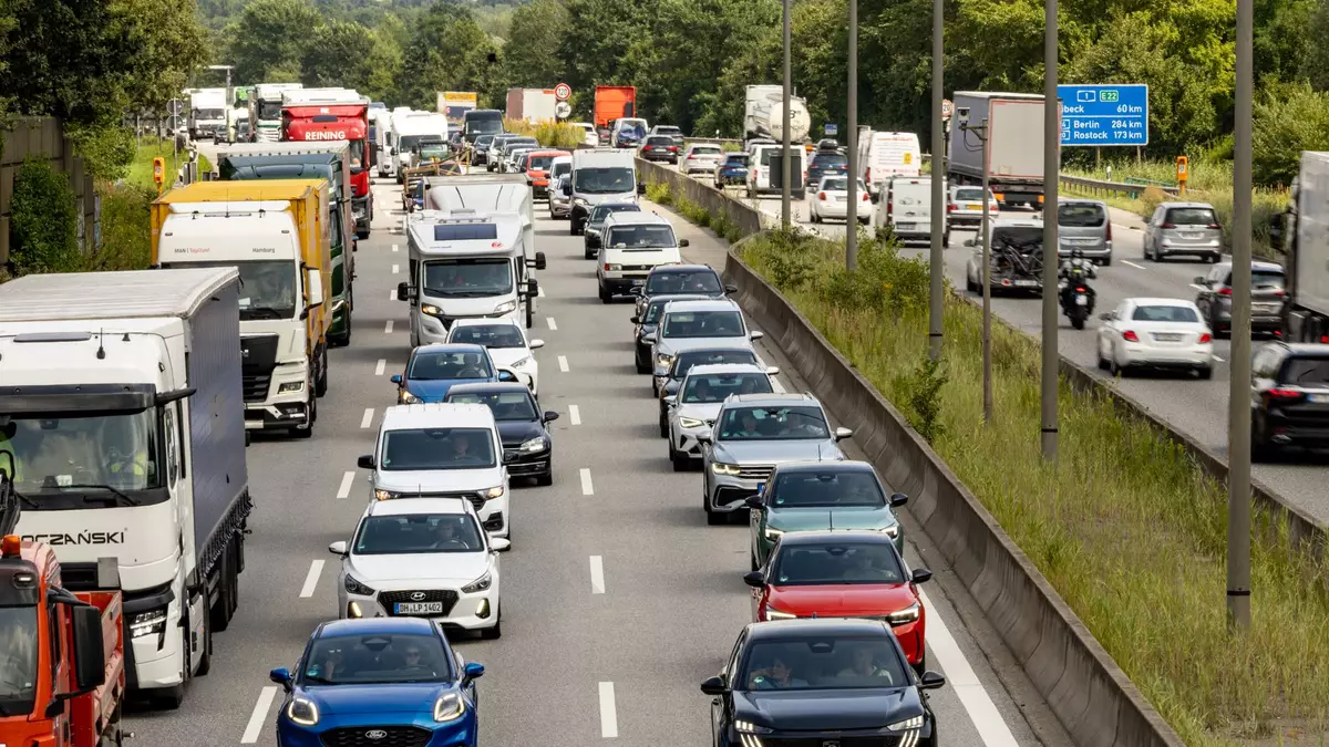 Zum Ferienende drohen am Wochenende auf vielen Autobahnen Staus. (Symbolbild)  - Bild: Ulrich Perrey/dpa