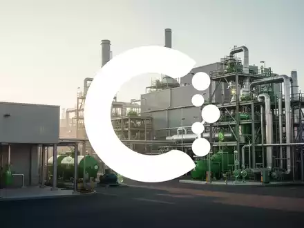 Moderne Industrieanlage zur nachhaltigen Kunststoffverwertung bei Sonnenaufgang als Symbol für industrielle Entwicklung - Foto: über boerse-global.de