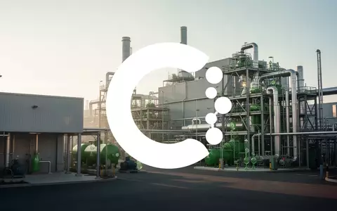 Moderne Industrieanlage zur nachhaltigen Kunststoffverwertung bei Sonnenaufgang als Symbol für industrielle Entwicklung - Foto: über boerse-global.de