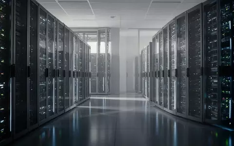 Moderne Serverräume mit leuchtenden Hardware-Racks in einer professionellen, technologischen Umgebung. - Foto: über boerse-global.de