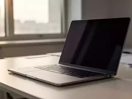 Ein moderner, aufgeräumter Büroarbeitsplatz mit einem Laptop bei natürlichem Licht, symbolisch für sichere IT-Umgebungen. - Foto: über boerse-global.de