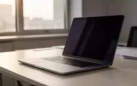 Ein moderner, aufgeräumter Büroarbeitsplatz mit einem Laptop bei natürlichem Licht, symbolisch für sichere IT-Umgebungen. - Foto: über boerse-global.de