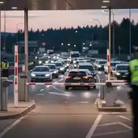 Ein Grenzübergang zwischen der Schweiz und Deutschland bei Dämmerung mit Fahrzeugen und einem Zollbeamten. - Foto: über boerse-global.de