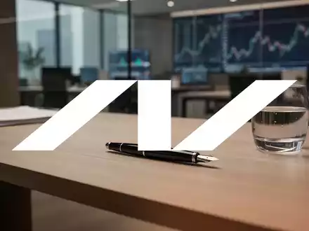 Moderner, minimalistischer Arbeitsplatz mit hochwertigen Büroutensilien in einer professionellen Büroumgebung. - Foto: über boerse-global.de