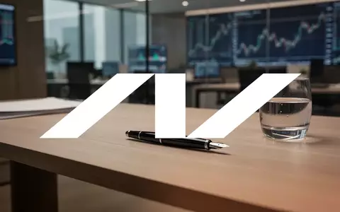 Moderner, minimalistischer Arbeitsplatz mit hochwertigen Büroutensilien in einer professionellen Büroumgebung. - Foto: über boerse-global.de