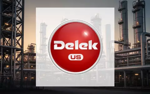 Moderne industrielle Raffinerie bei Dämmerung als Symbol für den Energiesektor. - Foto: über boerse-global.de