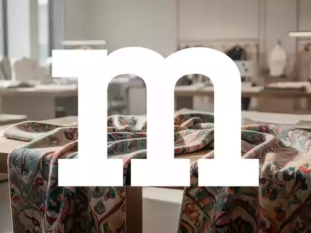 Abstrakte Darstellung eines modernen Textildesign-Ateliers mit gemusterten Stoffen in einer luxuriösen, hellen Umgebung. - Foto: über boerse-global.de