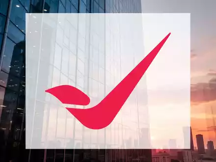 Moderne Glasfassade eines Bürogebäudes im Sonnenuntergang als Symbol für Finanzwachstum und Kapitalmärkte. - Foto: über boerse-global.de