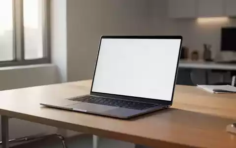 Ein modernes, schlankes Notebook auf einem minimalistischen Schreibtisch in einem hellen, zeitgemäßen Büro. - Foto: über boerse-global.de