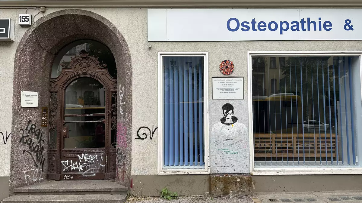 Blick auf den Eingang der Hauptstraße 155 in Schöneberg in Berlin. Hier wohnte, wie auch eine Gedenktafel zeigt, der Popstar David Bowie in den 70er Jahren. - Bild: Gregor Tholl/dpa