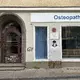 Blick auf den Eingang der Hauptstraße 155 in Schöneberg in Berlin. Hier wohnte, wie auch eine Gedenktafel zeigt, der Popstar David Bowie in den 70er Jahren. - Bild: Gregor Tholl/dpa