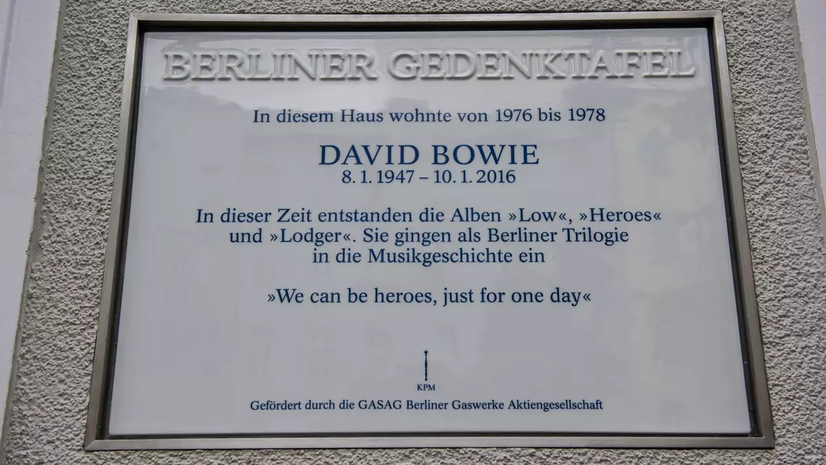 Die «Berliner Gedenktafel» zu Ehren Bowie in der Hauptstraße in Berlin-Schöneberg. (Archivbild) - Bild: picture alliance / dpa