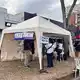 Ein Pavillon nahe einem eingestürzten Gebäude dient als 