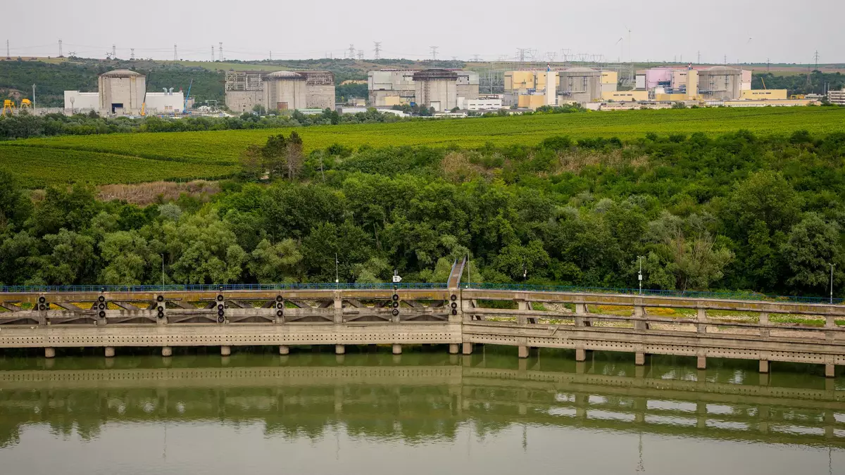 Blick auf das Kernkraftwerk Cernavoda, das aufgrund des extrem niedrigen Wasserstands der Donau ganz abgeschaltet wird. - Bild: Andreea Alexandru/AP/dpa