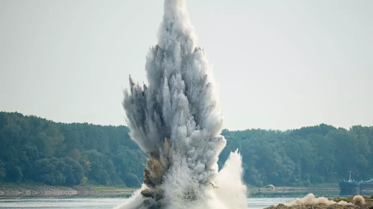 Die rumänische Marine sprengte jüngst Felsen, um angesichts des außergewöhnlich niedrigen Wasserstands der Donau die Wasserzufuhr zum Kernkraftwerk Cernavoda zu verbessern. - Bild: Andreea Alexandru/AP/dpa