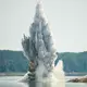 Die rumänische Marine sprengte jüngst Felsen, um angesichts des außergewöhnlich niedrigen Wasserstands der Donau die Wasserzufuhr zum Kernkraftwerk Cernavoda zu verbessern. - Bild: Andreea Alexandru/AP/dpa