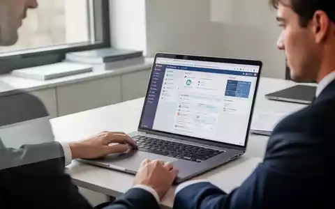 Ein professioneller Arbeitsplatz mit einem Laptop, auf dem eine komplexe Web-Oberfläche zu sehen ist, in einer modernen Büroumgebung. - Foto: über boerse-global.de