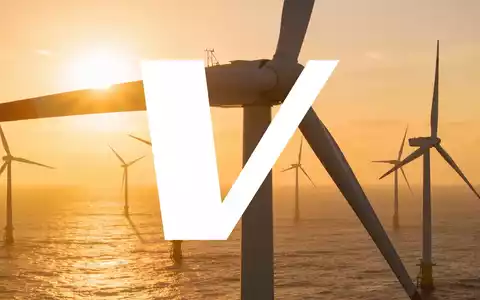 Moderne Windkraftanlagen in einem Offshore-Windpark bei goldenem Licht, symbolisch für Wachstum im Bereich erneuerbare Energien. - Foto: über boerse-global.de