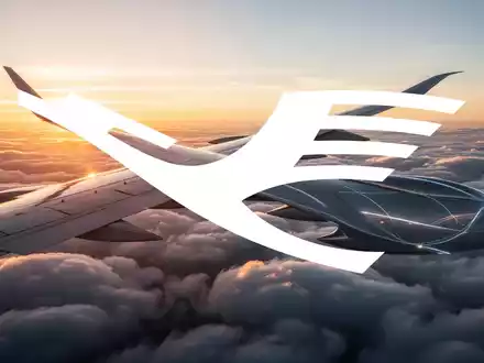 Ein modernes Verkehrsflugzeug fliegt über einer dichten Wolkendecke bei Sonnenuntergang. - Foto: über boerse-global.de