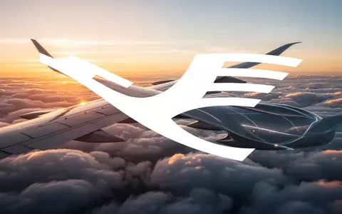 Ein modernes Verkehrsflugzeug fliegt über einer dichten Wolkendecke bei Sonnenuntergang. - Foto: über boerse-global.de