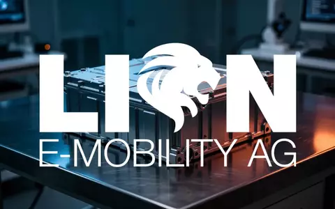 Modernes Lithium-Ionen-Batteriemodul in einem technologischen Laborumfeld mit atmosphärischer Beleuchtung. - Foto: über boerse-global.de