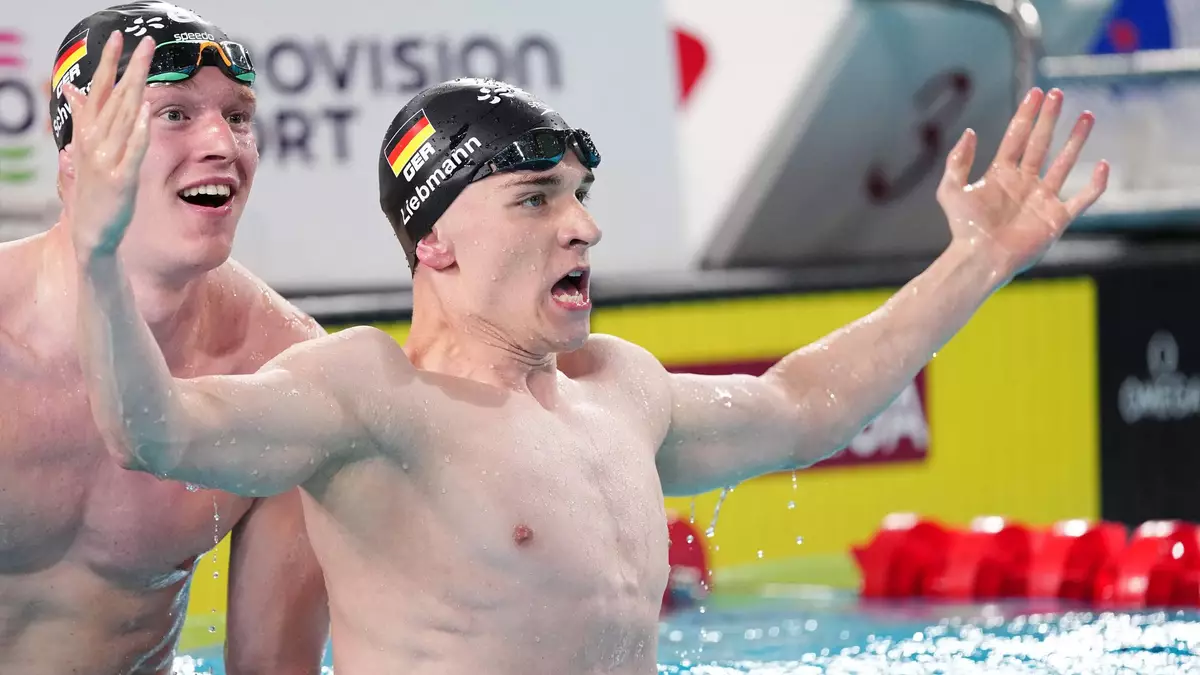 Gold und Silber: Johannes Liebmann (r) und Sven Schwarz zeigen Stärke. - Bild: Sebastien Bozon/AFP/dpa