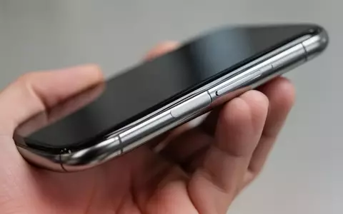 Detailaufnahme eines modernen Smartphone-Gehäuses aus Titan und Glas ohne physische Tasten. - Foto: über boerse-global.de