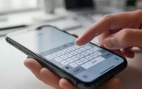 Nahaufnahme einer Hand, die ein iPhone bedient, mit Fokus auf die Tastatur auf dem Display. - Foto: über boerse-global.de