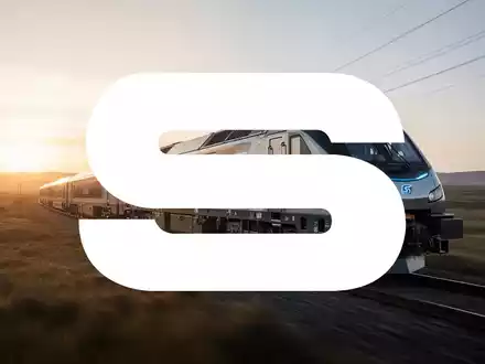 Eine moderne Hybrid-Lokomotive fährt in einer weitläufigen Landschaft bei Sonnenaufgang. - Foto: über boerse-global.de