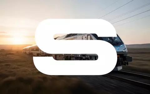 Eine moderne Hybrid-Lokomotive fährt in einer weitläufigen Landschaft bei Sonnenaufgang. - Foto: über boerse-global.de