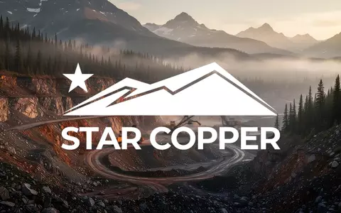 Weite Berglandschaft in British Columbia mit geologischen Gesteinsformationen und herbstlicher Lichtstimmung. - Foto: über boerse-global.de