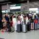 Viele Reisende warten am Flughafen von Catania auf Informationen zu gestrichenen, verspäteten oder umgeleiteten Flügen. - Bild: Davide Anastasi/LaPresse via ZUMA Press/dpa