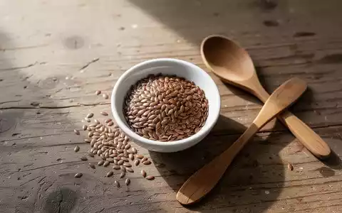 Eine kleine Keramikschale mit rohen Leinsamen auf einem rustikalen Holztisch bei natürlichem Tageslicht. - Foto: über boerse-global.de