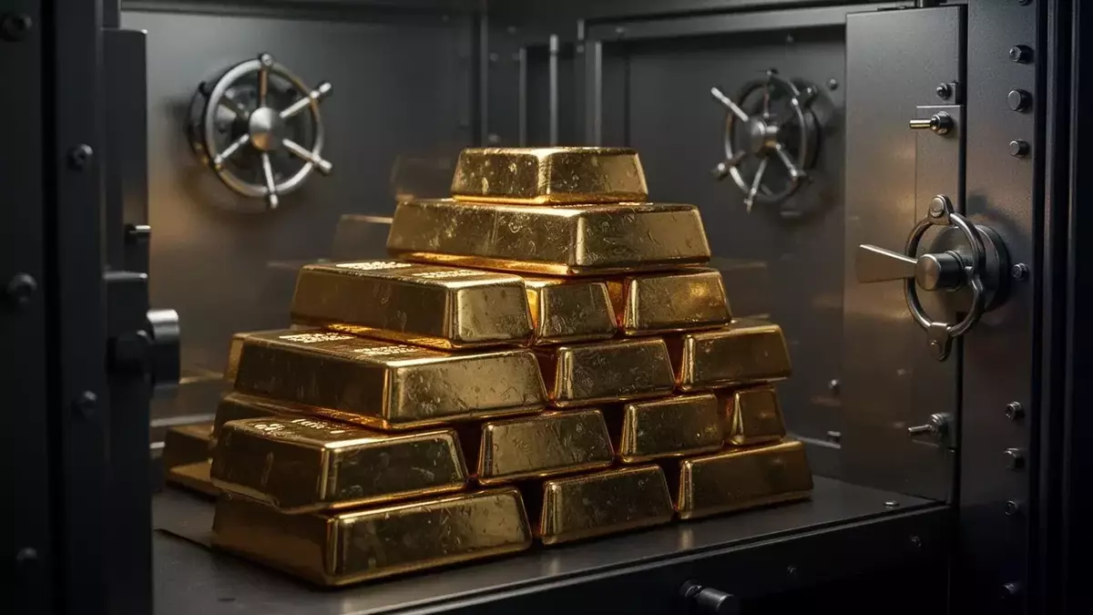 Gold Wavers as Fed Hawkishness Clashes with Soft Inflation Data